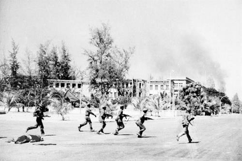 កងកម្លាំងកងទ័ពបដិវត្តន៍ កម្ពុជា សំរុកចូលរំដោះរាជធានីភ្នំពេញ នៅថ្ងៃត្រង់ថ្ងៃទី ៧ ខែ មករា ឆ្នាំ ១៩៧៩។ រូបថត៖ ទីភ្នាក់ងារព័ត៌មានវៀតណាម