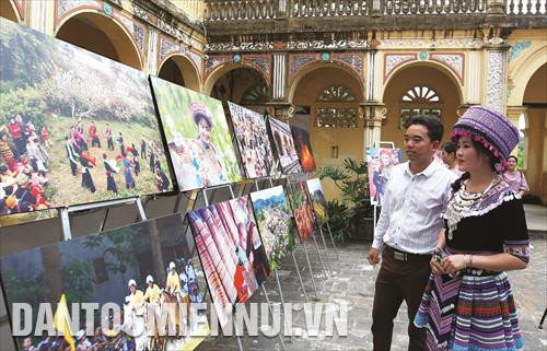 រៀបចំការតាំងពិព័រណ៍រូបថតវិចិត្រសិល្បៈ "ចម្រៀងស្នេហ៍ បាក់ហា" ដោយមានវណ្ណកម្ម ចំនួន ៦៨ របស់បណ្តាអ្នកនិពន្ធល្បីឈ្មោះនៅលើភូមិសាស្រ្តខេត្ត រៀបចំការតាំងពិព័រណ៍រូបថតវិចិត្រសិល្បៈ "ចម្រៀងស្នេហ៍ បាក់ហា" ដោយមានវណ្ណកម្ម ចំនួន ៦៨ របស់បណ្តាអ្នកនិពន្ធល្បីឈ្មោះនៅលើភូមិសាស្រ្តខេត្ត
