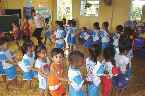 អ្នកគ្រូនឹងសិស្សនៃសាលាមត្តេយ្យឃុំ ឡុងភូ ស្រុក ឡុងភូ