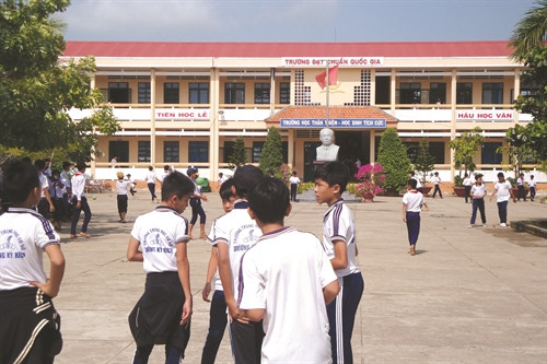 ជ្រុងមួយនៃអនុវិទ្យាល័យ យឿងគីហៀប នៅឃុំ ទ្រឿងខាញ់ ស្រុក ឡុងភូ