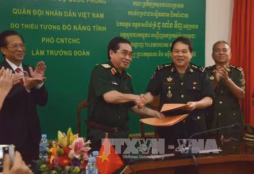 ឧត្តមសេនីយ៍ត្រី ដូណាំងទិញ (ខាងឆ្វេង) អនុប្រធានអគ្គនាយកដ្ឋានភស្តុភារ ប្រគល់លិខិតកំណត់ហេតុតេស្តទទួលយកនិងផ្ទេរប្រគល់ប្រព័ន្ធជាមួយឧត្តមសេនីយ៍ឯក លីសុវណ្ណ នាយកមន្ទីរពេទ្យ ព្រះកេតុមាលា។ រូបថត៖ ផានមិញហ៊ឹង - យ័ញចិន្តា/អ្នកយកព័ត៌មាននៃទីភ្នាក់ងារព័ត៌មានវៀតណាម ប្រចាំការនៅ កម្ពុជា។