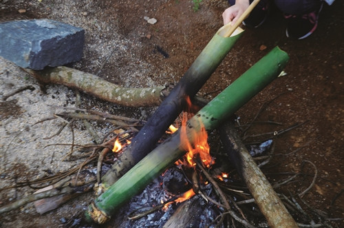 ពេលដុតមិនត្រូវដាក់បំពង់ឫស្សីពកបញ្ឈរត្រង់នោះទេ តែត្រូវដាក់បញ្ឆៀងនៅលើ ភ្លើងហើយបង្វិលអោយជុំដើម្បីអោយសម្លឆ្អិនសព្វ