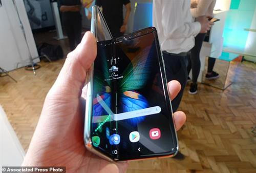ទូរស័ព្ទបត់ Galaxy Fold មានតម្លៃ ១.៩៨០ ដុល្លារ ទូរស័ព្ទបត់ Galaxy Fold មានតម្លៃ ១.៩៨០ ដុល្លារ