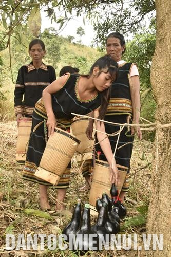 ឃ្លោកទឹកស្អាតត្រជាក់ទាំងឡាយនៅទីដើមប្រភពទឹក ឃ្លោកទឹកស្អាតត្រជាក់ទាំងឡាយនៅទីដើមប្រភពទឹក