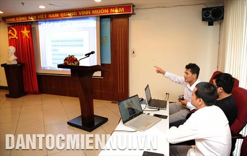 បរិញ្ញាបច្ចេកវិទ្យាព័ត៌មាន ចៅប៊ុញខឿន អ្នកឯកទេសនៃនាយកដ្ឋានភូមិភាគទី ៣ (គណៈកម្មាធិការជនជាតិ) អញ្ជើញឧទ្ទេសនាមកម្មវិធីជំនួយការផ្តាច់អក្សរ ដាក់ចន្លោះមិនឃើញក្នុងការរចនាអត្ថបទភាសាខ្មែរ លោក ថាច់សេហា គ្រូបង្រៀននៃសាកលវិទ្យាល័យ ត្រាវិញ អញ្ជើញថ្លែងបទអន្តរាគមន៍ស្តីពី "ឧបករណ៍សម្រាប់ចងក្រងវចនានុក្រមទ្វេភាសា វៀតណាម - ខ្មែរ ខ្មែរ - វៀតណាម និងបញ្ហាកំណត់សម្គាល់ឋានៈពាក្យសព្ទក្នុងភាសាខ្មែរ" នៅក្នុងសិក្ខាសាលា