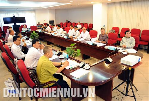 គណៈប្រតិភូទាំងឡាយអញ្ជើញចូលរួមសិក្ខាសាលា អ្នកកាសែត ហ៊្វិញវ៉ាន់ថាវ ប្រធានការិយាល័យតំណាងកាសែតរូបភាពជនជាតិនិងតំបន់ភ្នំនៅទីក្រុង ហូជីមិញ អញ្ជើញឧទ្ទេសនាមពីដំណើរការ "ចុះផ្សាយសារព័ត៌មានជាភាសា ខ្មែរ នៅទីភ្នាក់ងារព័ត៌មានវៀតណាម - ដំណើរវិវត្តន៍តាំងពីព្រឹត្តិប័ត្ររូបថតបោះពុម្ភតែមួយភាសារហូតដល់កាសែតរូបភាពជនជាតិនិងតំបន់ភ្នំទ្វេភាសា វៀតណាម - ខ្មែរ"ក្នុងសិក្ខាសាលា