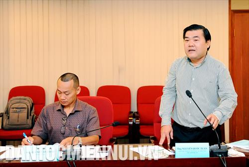 លោក ង្វៀនក្វឹកទន់ ទទួលបន្ទុកប្រធាននៃប្រធានបទសិក្សាស្រាវជ្រាវអញ្ជើញពិភាក្សាផ្លាស់ប្ដូរយោបល់ទៅវិញទៅមកនៅក្នុងសិក្ខាសាលា