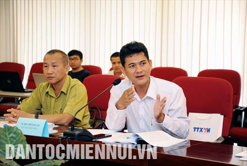 គណៈប្រតិភូអញ្ជើញពិភាក្សាយោបល់ទៅវិញទៅមកពីរបៀបប្រើប្រាស់ ពុម្ពអក្សរ ខ្មែរ យូនីកូដ នៅក្នុងពេលបច្ចុប្បន្ន អ្នកកាសែត ហ៊្វិញវ៉ាន់ថាវ ប្រធានការិយាល័យតំណាងកាសែតរូបភាពជនជាតិនិងតំបន់ភ្នំនៅទីក្រុង ហូជីមិញ អញ្ជើញពិភាក្សាផ្លាស់ប្ដូរយោបល់ទៅវិញទៅមកនៅក្នុងសិក្ខាសាលា