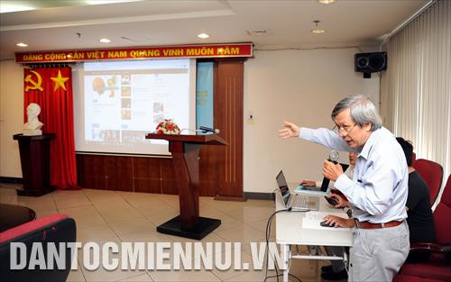 ឧទ្ទេសនាមគេហទំព័រពិសោធន៍ដោយភាសា វៀតណាម និងភាសា ខ្មែរ នៅក្នុងសិក្ខាសាលានឹងភាសាសរសេរកម្មវិធីជំនួយយ៉ាងល្អដល់ពុម្ពអក្សរ ខ្មែរ យូនីកូដ សមស្របចំពោះគេហទំព័រពហុភាសានានា