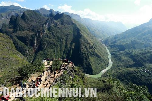 កំពូលនៃជម្រាលភ្នំ ម៉ាពីឡែង ជាកំពូលមួយក្នុងចំណោមកំពូលនៃជម្រាលភ្នំធំទាំងបួន របស់ប្រទេស វៀតណាម។ នៅម្ខាងគឺជាជួរភ្នំថ្មបញ្ឈរឯម្ខាងទៀតគឺជ្រលង ជ្រៅដែលមានទន្លេ ញ៉គ្វេ ហូរបត់បែនតាមប្រឡោះនៃផ្ទាំងថ្មនីមួយៗ ផ្សារណាត់ ដុងវ៉ាន់ បើកលក់រៀងរាល់ថ្ងៃអាទិត្យប្រចាំសប្ដាហ៍។ ឆ្នាំថ្មី ប្រសិនបើមានឱកាសមកទីនេះ ភ្ញៀវទេសចរកុំមើលរំលងផ្សារ និទាឃរដូវដែលកំបាំងខ្លួននាកណ្ដាលជញ្ជាំងភ្នំថ្មនិងផ្ទាំងពពកទាំងឡាយនេះអោយសោះ និទាឃរដូវនៅ ដុងវ៉ាន់ ស្រស់ស្អាតស្ទើរស្រូបទាញស្មារតីជាមួយនឹងផ្កាព្រូន ផ្កាម៉ាក់ខៃប្រជែងគ្នាបង្អួតសម្រស់ បញ្ចេញត្រួយលាស់ខៀវខ្ចី ជាមួយនឹងពណ៌ចម្រុះស្រស់ឆើតឆាយនៃសម្លៀកបំពាក់របស់បងប្អូនបណ្ដាជនជាតិនៅតំបន់ខ្ពស់