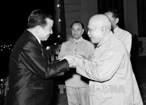 លោកប្រធានរដ្ឋ តូនឌឹកថាំង អញ្ជើញបដិសណ្ឋារកិច្ទទទួលចំពោះសម្តេចព្រះប្រមុខរដ្ឋនៃព្រះរាជាណាចក្រកម្ពុជា នរោត្តម សីហនុ យាងទស្សនកិច្ចជាផ្លូវការប្រទេស វៀតណាម ថ្ងៃទី ២៦ ខែ ឧសភា ឆ្នាំ ១៩៧០។ រូបថត៖ ឯកសារទីភ្នាក់ងារព័ត៌មានវៀតណាម