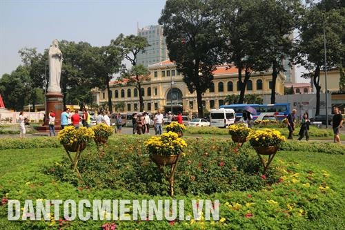 ជ្រុងមួយនៃប្រៃសណីយ៍ទីក្រុង ហូជីមិញ ទាក់ទាញភ្ញៀវដើរលេងកម្សាន្តនានិទាឃរដូវ យ៉ាងច្រើនកុះករ។ រូបថត៖ ថាញ់វូ ខ្សែសង្វាក់ផលិតកម្មនៅរោងចក្ររបស់ក្រុមហ៊ុនភាគហ៊ុន Kềm Nghĩa - ជាសហគ្រាសគំរូមួយក្នុងចំណោមសហគ្រាសគំរូៗ របស់ទីក្រុង ហូជីមិញ។ រូបថត៖ ថាញ់វូ