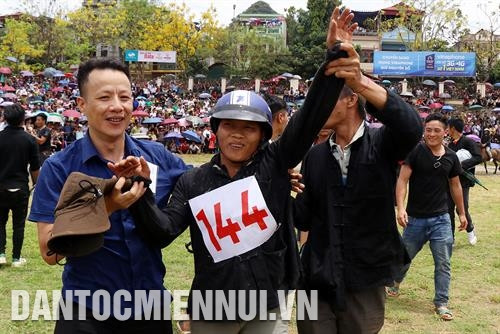 ប្រគល់ពានរង្វាន់អោយកីឡាករបញ្ជាសេះទាំងឡាយដែលទទួលបានចំណាត់ថ្នាក់ខ្ពស់ ក្ដីសប្បាយរបស់កីឡាករបញ្ជាសេះ វ៉ាងវ៉ាន់ប៉ាវ (ស្រុក ស៊ីម៉ាកាយ) បន្ទាប់ពីទទួលបានចំណាត់ថ្នាក់លេខ ១ ក្នុងការប្រណាំង "សម្រិបជើងសេះលើតំបន់ខ្ពង់រាប - ស" ឆ្នាំ ២០១៩ ប្រគល់ពានរង្វាន់អោយកីឡាករបញ្ជាសេះទាំងឡាយដែលទទួលបានចំណាត់ថ្នាក់ខ្ពស់ ក្ដីសប្បាយរបស់កីឡាករបញ្ជាសេះ វ៉ាងវ៉ាន់ប៉ាវ (ស្រុក ស៊ីម៉ាកាយ) បន្ទាប់ពីទទួលបានចំណាត់ថ្នាក់លេខ ១ ក្នុងការប្រណាំង "សម្រិបជើងសេះលើតំបន់ខ្ពង់រាប - ស" ឆ្នាំ ២០១៩