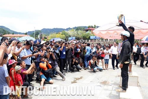 ប្រគល់ពានរង្វាន់អោយកីឡាករបញ្ជាសេះទាំងឡាយដែលទទួលបានចំណាត់ថ្នាក់ខ្ពស់ ក្ដីសប្បាយរបស់កីឡាករបញ្ជាសេះ វ៉ាងវ៉ាន់ប៉ាវ (ស្រុក ស៊ីម៉ាកាយ) បន្ទាប់ពីទទួលបានចំណាត់ថ្នាក់លេខ ១ ក្នុងការប្រណាំង "សម្រិបជើងសេះលើតំបន់ខ្ពង់រាប - ស" ឆ្នាំ ២០១៩ ប្រគល់ពានរង្វាន់អោយកីឡាករបញ្ជាសេះទាំងឡាយដែលទទួលបានចំណាត់ថ្នាក់ខ្ពស់ ក្ដីសប្បាយរបស់កីឡាករបញ្ជាសេះ វ៉ាងវ៉ាន់ប៉ាវ (ស្រុក ស៊ីម៉ាកាយ) បន្ទាប់ពីទទួលបានចំណាត់ថ្នាក់លេខ ១ ក្នុងការប្រណាំង "សម្រិបជើងសេះលើតំបន់ខ្ពង់រាប - ស" ឆ្នាំ ២០១៩