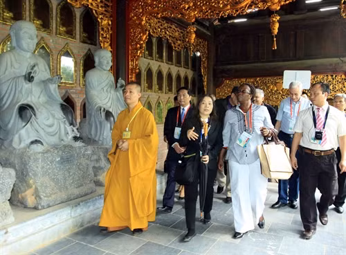 ក្នុងឱកាសមហាសន្និបាត អាយភីយូ – ១៣២ គណៈប្រតិភូនៃសមាគមលេខាធិការសភាពិភពលោក (ASGP) អញ្ជើញមកទស្សនាតំបន់កេរដំណែលវត្ត បាយឌិញ និង បេតិកភណ្ឌ ត្រាងអាន (និញប៊ីញ)។ រូបថត៖ ទីភ្នាក់ងារព័ត៌មានវៀតណាម