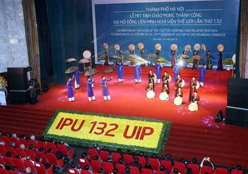 នារាត្រីថ្ងៃទី ១ ខែ មេសា ឆ្នាំ ២០១៥ នៅវិមានវប្បធម៌មិត្តភាព (ហាណូយ) ទីក្រុងហាណូយ បានប្រារព្ធពិធីមិទ្ទិងអបអរសាទរជោគជ័យនៃមហាសន្និបាតសហភាពអន្តរជាតិពិភពលោកលើកទី ១៣២។ ក្នុងរូបថត៖ សម្ដែងសិល្បៈក្នុងពិធីមិទ្ទិង។ រូបថត៖ ទីភ្នាក់ងារព័ត៌មានវៀតណាម នារាត្រីថ្ងៃទី ១ ខែ មេសា ឆ្នាំ ២០១៥ នៅវិមានវប្បធម៌មិត្តភាព (ហាណូយ) ទីក្រុងហាណូយ បានប្រារព្ធពិធីមិទ្ទិងអបអរសាទរជោគជ័យនៃមហាសន្និបាតសហភាពអន្តរជាតិពិភពលោកលើកទី ១៣២។ ក្នុងរូបថត៖ សម្ដែងសិល្បៈក្នុងពិធីមិទ្ទិង។ រូបថត៖ ទីភ្នាក់ងារព័ត៌មានវៀតណាម