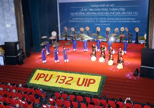 នារាត្រីថ្ងៃទី ១ ខែ មេសា ឆ្នាំ ២០១៥ នៅវិមានវប្បធម៌មិត្តភាព (ហាណូយ) ទីក្រុងហាណូយ បានប្រារព្ធពិធីមិទ្ទិងអបអរសាទរជោគជ័យនៃមហាសន្និបាតសហភាពអន្តរជាតិពិភពលោកលើកទី ១៣២។ ក្នុងរូបថត៖ សម្ដែងសិល្បៈក្នុងពិធីមិទ្ទិង។ រូបថត៖ ទីភ្នាក់ងារព័ត៌មានវៀតណាម