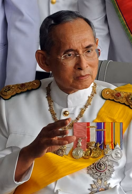 ក្នុងរូបថត (ឯកសារ)៖ ព្រះមហាក្សត្រ ថៃ ព្រះចៅ ភូមិបុល អាឌុលយ៉ាដេត នៅរាជធានី បាងកក នាថ្ងៃ ទី ៥ ខែ ធ្នូ ឆ្នាំ ២០០៩។ រូបថត៖ AFP/ទីភ្នាក់ងារព័ត៌មានវៀតណាម