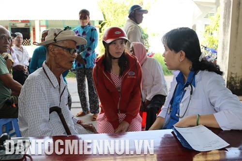 ក្រុមគ្រូពេទ្យស្ម័គ្រចិត្តចុះពិនិត្យសុខភាព ចែកថ្នាំដោយឥតគិតថ្លៃដល់ប្រជាជនក្រីក្រនៅឃុំ ហ៊ឹងហូយ ស្រុក វិញលើយ