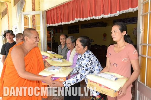 សប្បុរសជនសហការជាមួយវត្ត កោះដូង នៅភូមិ ប៊ិញបាវ ឃុំ វិញភូតី ស្រុក ភឿកឡុង ជូនអំណោយដល់ប្រជាជនក្រីក្រ