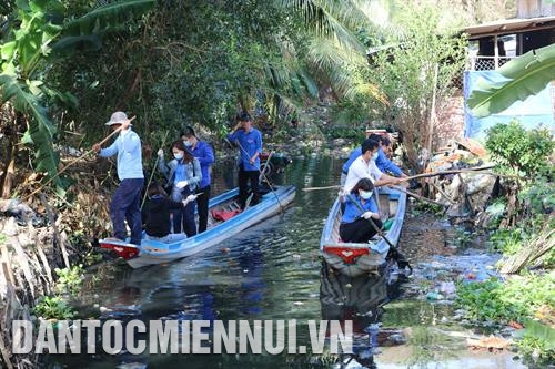 ប្រជាជននិងយុវជនស្ម័គ្រចិត្តស្រង់សំរាមនៅតាមខ្សែព្រែកប្រឡាយទាំងឡាយដែលត្រូវបំពុលនៅលើភូមិសាស្ត្រស្រុក ភឿកឡុង