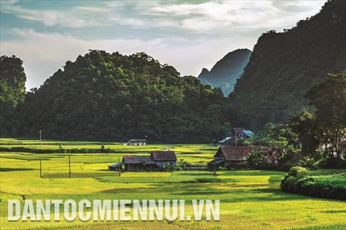 កាវបាំង គឺជាខេត្តមានរមណីយដ្ឋានល្បីឈ្មោះជាច្រើនដូចជា៖ តំបន់អេកូទេសចរណ៍ ភៀអ្វាក់ ភៀដែន បណ្ដុំបឹង ហូថាងហែន កាវបាំង គឺជាខេត្តមានរមណីយដ្ឋានល្បីឈ្មោះជាច្រើនដូចជា៖ តំបន់អេកូទេសចរណ៍ ភៀអ្វាក់ ភៀដែន បណ្ដុំបឹង ហូថាងហែន