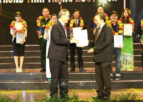 លេខានៃគណៈកម្មាធិការបក្សទីក្រុង ហូជីមិញ លោក ង្វៀនធៀនញ៉ឹន អញ្ជើញប្រគល់ជូនពានរង្វាន់ដល់អ្នកដែលបានបង្កើតផលិតផលទាំងឡាយ។ រូបថត៖ ត្រឹនស៊ន់ទិញ - ទីភ្នាក់ងារព័ត៌មានវៀតណាម លេខានៃគណៈកម្មាធិការបក្សទីក្រុង ហូជីមិញ លោក ង្វៀនធៀនញ៉ឹន អញ្ជើញប្រគល់ជូនពានរង្វាន់ដល់អ្នកដែលបានបង្កើតផលិតផលទាំងឡាយ។ រូបថត៖ ត្រឹនស៊ន់ទិញ - ទីភ្នាក់ងារព័ត៌មានវៀតណាម