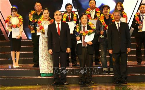 លេខានៃគណៈកម្មាធិការបក្សទីក្រុង ហូជីមិញ លោក ង្វៀនធៀនញ៉ឹន អញ្ជើញប្រគល់ជូនពានរង្វាន់ដល់អ្នកដែលបានបង្កើតផលិតផលទាំងឡាយ។ រូបថត៖ ត្រឹនស៊ន់ទិញ - ទីភ្នាក់ងារព័ត៌មានវៀតណាម លេខានៃគណៈកម្មាធិការបក្សទីក្រុង ហូជីមិញ លោក ង្វៀនធៀនញ៉ឹន អញ្ជើញប្រគល់ជូនពានរង្វាន់ដល់អ្នកដែលបានបង្កើតផលិតផលទាំងឡាយ។ រូបថត៖ ត្រឹនស៊ន់ទិញ - ទីភ្នាក់ងារព័ត៌មានវៀតណាម