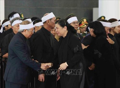 សមមិត្ត តុងធីផុង (ខាងឆ្វេង) សមាជិកការិយាល័យនយោបាយ អនុប្រធានអចិន្ត្រៃយ៍នៃរដ្ឋសភានិងសមមិត្ត ដាំងធីង៉ុកធិញ សមាជិកគណៈកម្មាធិការមជ្ឈិមបក្ស ប្រធានរដ្ឋស្តីទីអញ្ជើញរំលែកទុក្ខនឹងក្រុមគ្រួសារសាច់ញាតិលោកប្រធានរដ្ឋ ត្រឹនដាយក្វាង។ រូបថត៖ ទីភ្នាក់ងារព័ត៌មានវៀតណាម គណៈប្រតិភូខុទ្ទកាល័យប្រធានរដ្ឋនៃសាធារណរដ្ឋសង្គមនិយមវៀតណាម ដឹកនាំដោយសមមិត្ត ដាំងធីង៉ុកធិញ សមាជិកគណៈកម្មាធិការមជ្ឈិមបក្ស ប្រធានរដ្ឋស្តីទីអញ្ជើញគោរពវិញ្ញាណក្ខន្ធសពលោកប្រធានរដ្ឋ ត្រឹនដាយក្វាង។ រូបថត៖ ញ៉ានសាង -ទីភ្នាក់ងារព័ត៌មានវៀតណាម