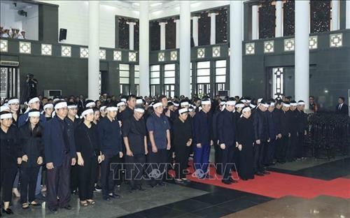 ក្រុមគ្រួសារ សាច់ញាតិជីដូនជីតាទាំងសងខាងចូលរួមរំលែកទុក្ខចំពោះលោកប្រធានរដ្ឋ ត្រឹនដាយក្វាង។ រូបថត៖ ទីភ្នាក់ងារព័ត៌មានវៀតណាម