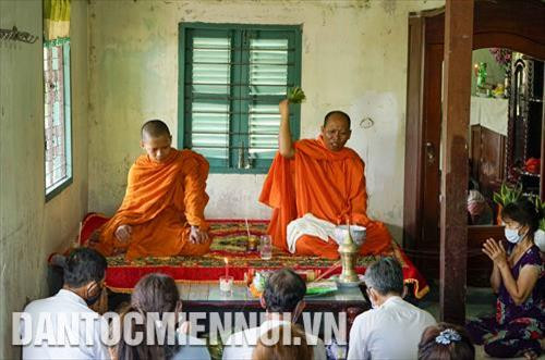 បុណ្យ ចូលឆ្នាំថ្មីឆ្នាំនេះ បងប្អូនជនជាតិ ខ្មែរ និមន្តព្រះសង្ឃមកកាន់ផ្ទះសូត្រធម៌បង្សកូលឧទ្ទិសជូនដល់បុព្វការីជននិងជីដូនជីតាដែលបានចែកឋាន ជាជាងការទៅវត្តពូនភ្នំខ្សាច់និងបង្សកូលឧទ្ទិសមគ្គផលជូនជីដូនជីតាដូចរាល់ឆ្នាំ ។ រូបថត៖ថាញ់លៀម