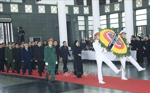 គណៈប្រតិភូគណៈកម្មាធិការបក្សខេត្ត ក្រុមប្រឹក្សាប្រជាជន គណៈកម្មាធិការប្រជាជន គណៈកម្មាធិការរណសិរ្សមាតុភូមិវៀតណាមខេត្ត និញប៊ិញ ដឹកនាំដោយសមមិត្ត ង្វៀនធីថាញ់ សមាជិកគណៈកម្មាធិការមជ្ឈិមបក្ស លេខានៃគណៈកម្មាធិការបក្សខេត្ត និញ ប៊ិញ អញ្ជើញគោររព្ធវិញ្ញាណក្ខន្ធសពប្រធានរដ្ឋ ត្រឹនដាយក្វាង។ រូបថត៖ ញ៉ានសាង -ទីភ្នាក់ងារព័ត៌មាន វៀតណាម គណៈប្រតិភូទីភ្នាក់ងារព័ត៌មានវៀតណាម ដឹកនាំដោយសមមិត្ត ង្វៀនឌឹកលើយ សមាជិកគណៈកម្មាធិការមជ្ឈិមបក្ស អគ្គនាយកទីភ្នាក់ងារព័ត៌មានវៀតណាមអញ្ជើញគោររព្ធវិញ្ញាណក្ខន្ធសពលោកប្រធានរដ្ឋ ត្រឹនដាយក្វាង។ រូបថត៖ ញ៉ានសាង -ទីភ្នាក់ងារព័ត៌មាន វៀតណាម