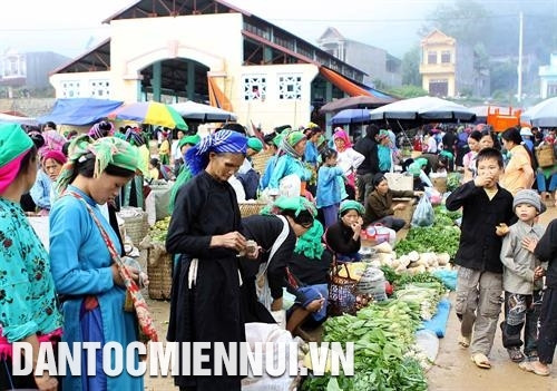 កំពូលនៃជម្រាលភ្នំ ម៉ាពីឡែង ជាកំពូលមួយក្នុងចំណោមកំពូលនៃជម្រាលភ្នំធំទាំងបួន របស់ប្រទេស វៀតណាម។ នៅម្ខាងគឺជាជួរភ្នំថ្មបញ្ឈរឯម្ខាងទៀតគឺជ្រលង ជ្រៅដែលមានទន្លេ ញ៉គ្វេ ហូរបត់បែនតាមប្រឡោះនៃផ្ទាំងថ្មនីមួយៗ ផ្សារណាត់ ដុងវ៉ាន់ បើកលក់រៀងរាល់ថ្ងៃអាទិត្យប្រចាំសប្ដាហ៍។ ឆ្នាំថ្មី ប្រសិនបើមានឱកាសមកទីនេះ ភ្ញៀវទេសចរកុំមើលរំលងផ្សារ និទាឃរដូវដែលកំបាំងខ្លួននាកណ្ដាលជញ្ជាំងភ្នំថ្មនិងផ្ទាំងពពកទាំងឡាយនេះអោយសោះ និទាឃរដូវនៅ ដុងវ៉ាន់ ស្រស់ស្អាតស្ទើរស្រូបទាញស្មារតីជាមួយនឹងផ្កាព្រូន ផ្កាម៉ាក់ខៃប្រជែងគ្នាបង្អួតសម្រស់ បញ្ចេញត្រួយលាស់ខៀវខ្ចី ជាមួយនឹងពណ៌ចម្រុះស្រស់ឆើតឆាយនៃសម្លៀកបំពាក់របស់បងប្អូនបណ្ដាជនជាតិនៅតំបន់ខ្ពស់ កំពូលនៃជម្រាលភ្នំ ម៉ាពីឡែង ជាកំពូលមួយក្នុងចំណោមកំពូលនៃជម្រាលភ្នំធំទាំងបួន របស់ប្រទេស វៀតណាម។ នៅម្ខាងគឺជាជួរភ្នំថ្មបញ្ឈរឯម្ខាងទៀតគឺជ្រលង ជ្រៅដែលមានទន្លេ ញ៉គ្វេ ហូរបត់បែនតាមប្រឡោះនៃផ្ទាំងថ្មនីមួយៗ ផ្សារណាត់ ដុងវ៉ាន់ បើកលក់រៀងរាល់ថ្ងៃអាទិត្យប្រចាំសប្ដាហ៍។ ឆ្នាំថ្មី ប្រសិនបើមានឱកាសមកទីនេះ ភ្ញៀវទេសចរកុំមើលរំលងផ្សារ និទាឃរដូវដែលកំបាំងខ្លួននាកណ្ដាលជញ្ជាំងភ្នំថ្មនិងផ្ទាំងពពកទាំងឡាយនេះអោយសោះ និទាឃរដូវនៅ ដុងវ៉ាន់ ស្រស់ស្អាតស្ទើរស្រូបទាញស្មារតីជាមួយនឹងផ្កាព្រូន ផ្កាម៉ាក់ខៃប្រជែងគ្នាបង្អួតសម្រស់ បញ្ចេញត្រួយលាស់ខៀវខ្ចី ជាមួយនឹងពណ៌ចម្រុះស្រស់ឆើតឆាយនៃសម្លៀកបំពាក់របស់បងប្អូនបណ្ដាជនជាតិនៅតំបន់ខ្ពស់