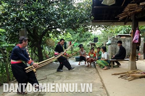 សិប្បករ លីអាលេញ បង្ហាត់បង្រៀនរបាំគែនដល់កូនចៅនិងអ្នកភូមិ សិប្បករ លីអាលេញ បង្ហាត់បង្រៀនរបាំគែនដល់កូនចៅនិងអ្នកភូមិ