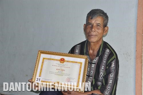 ចាស់ភូមិ អាងុយហ៍ មានកិត្តិយសបានរដ្ឋមន្រ្តីទទួលបន្ទុកប្រធានគណៈកម្មាធិការជនជាតិ លោក ដូវ៉ាន់ជៀន ប្រគល់ជូនបណ្ណសរសើរដោយមានស្នាដៃឆ្នើមក្នុងការអនុវត្តនូវលិខិតសម្ដែងការប្តេជ្ញាចិត្តរបស់ចាស់ភូមិនៃបណ្តាជនជាតិតំបន់ តីង្វៀន ឆ្នាំ ២០១៩