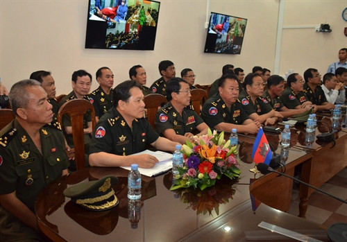 ភាគីខាងកងយោធពលខេមរភូមិន្ទ មានអនុប្រធានអគ្គនាយកដ្ឋានភស្តុភារ និងជាប្រធាននាយកដ្ឋានពេទ្យយោធាឧត្តមសេនីយ៍ឯក គង់សាលី អនុប្រធានអគ្គនាយកដ្ឋានភស្តុភារ នាយកមន្ទីរពេទ្យយោធា ព្រះកេតុមាលា ឧត្តមសេនីយ៍ឯក លីសុវណ្ណ និងមន្រ្តីយោធា គ្រូពេទ្យយោធាជាច្រើននៃមន្ទីរពេទ្យ ព្រះកេតុមាលា។ រូបថត៖ ផានមិញហ៊ឹង - យ័ញចិន្តា/អ្នកយកព័ត៌មាននៃទីភ្នាក់ងារព័ត៌មានវៀតណាម ប្រចាំការនៅ កម្ពុជា។