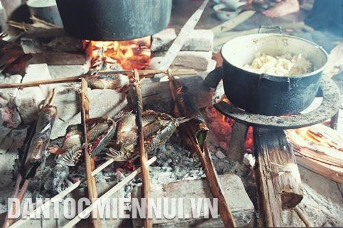 បើចង់បានត្រីឆ្ងាញ់ ជនជាតិ ថៃ អាំងតី្រដោយធ្យូងឧស