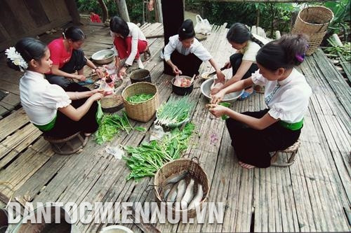 ត្រីត្រូវបានធ្វើអោយជ្រះ ប្រឡាក់គ្រឿងទេសន៍ហើយកៀបក្នុងតម្បុតឫស្សីដើម្បីអាំង