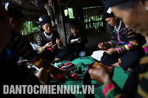 ជនជាតិ ឡូឡូ នៅ កាវបាំង មានមុខរបរសិប្បកម្មប្រពៃណីជាច្រើនដូចជាត្បាញសំពត់ ត្បាញរវៃ ប៉ាក់សំពត់សងិ្កម ។ល។ បំពេញតម្រូវការក្នុងគ្រួសារនិងដាក់តាំងលក់នៅតាមផ្សារណាត់នានាដើម្បីបង្កើនប្រាក់ចំណូល