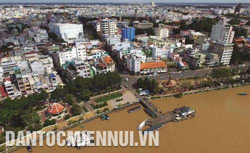 កឹនធើ គឺជាមជ្ឈមណ្ឌលទីកុ្រងនៃតំបន់វាលទំនាបទន្លេ គឺវឡុង