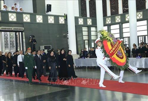 គណៈប្រតិភូខុទ្ទកាល័យប្រធានរដ្ឋនៃសាធារណរដ្ឋសង្គមនិយមវៀតណាម ដឹកនាំដោយសមមិត្ត ដាំងធីង៉ុកធិញ សមាជិកគណៈកម្មាធិការមជ្ឈិមបក្ស ប្រធានរដ្ឋស្តីទីអញ្ជើញគោរពវិញ្ញាណក្ខន្ធសពលោកប្រធានរដ្ឋ ត្រឹនដាយក្វាង។ រូបថត៖ ញ៉ានសាង -ទីភ្នាក់ងារព័ត៌មានវៀតណាម