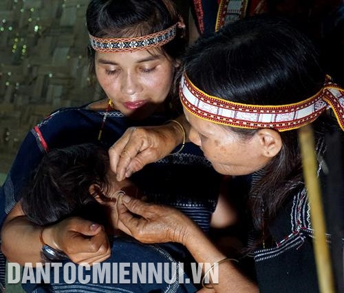 យាយឆ្មបធ្វើពិធីកិច្ចផ្លុំត្រចៀកនិងចោះត្រចៀកអោយក្មេង