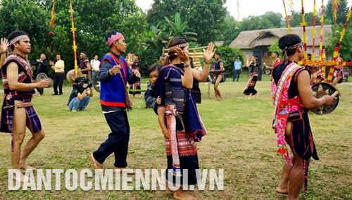 បន្ទាប់ពីពិធីបុណ្យអ្នកភូមិផឹកស្រានិងរាំរែកជាមួយគ្នា