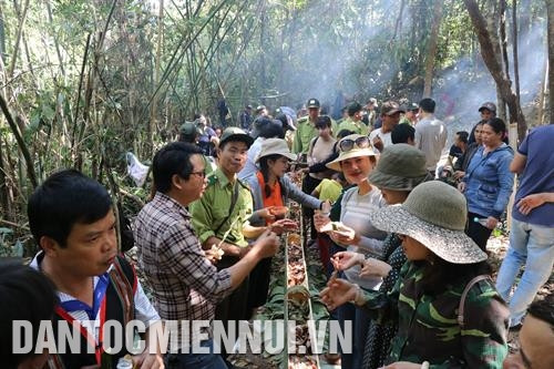 ដុតមាន់ បាយក្រឡានដើម្បីសែនថ្វាយដល់អារក្សព្រៃត្រឹមត្រូវតាមទំនៀមទម្លាប់ របស់ជនជាតិ យ៉ារ៉ាយ នៅ តីង្វៀន ចាស់ភូមិ ស៊ីវទើយ - អ្នកភូមិ អករ៉ាង ឃុំ អៀពេច ស្រុក អៀហ្ករ៉ាយ (ខេត្ត យ៉ាឡាយ) ជាមួយបងប្អូនជនជាតិកងសេនាជន កងកម្លាំងរដ្ឋបាលព្រៃឈើអនុវត្តពិធីកិច្ចសែនព្រៃ ក្រោយពីពិធីសែនព្រៃ ជនជាតិ យ៉ារ៉ាយ ប្រមូលផ្តុំគ្នាទទួលទាន ផឹកស្រាតាមទំនៀមទម្លាប់ប្រពៃណី ដុតមាន់ បាយក្រឡានដើម្បីសែនថ្វាយដល់អារក្សព្រៃត្រឹមត្រូវតាមទំនៀមទម្លាប់ របស់ជនជាតិ យ៉ារ៉ាយ នៅ តីង្វៀន ចាស់ភូមិ ស៊ីវទើយ - អ្នកភូមិ អករ៉ាង ឃុំ អៀពេច ស្រុក អៀហ្ករ៉ាយ (ខេត្ត យ៉ាឡាយ) ជាមួយបងប្អូនជនជាតិកងសេនាជន កងកម្លាំងរដ្ឋបាលព្រៃឈើអនុវត្តពិធីកិច្ចសែនព្រៃ ក្រោយពីពិធីសែនព្រៃ ជនជាតិ យ៉ារ៉ាយ ប្រមូលផ្តុំគ្នាទទួលទាន ផឹកស្រាតាមទំនៀមទម្លាប់ប្រពៃណី