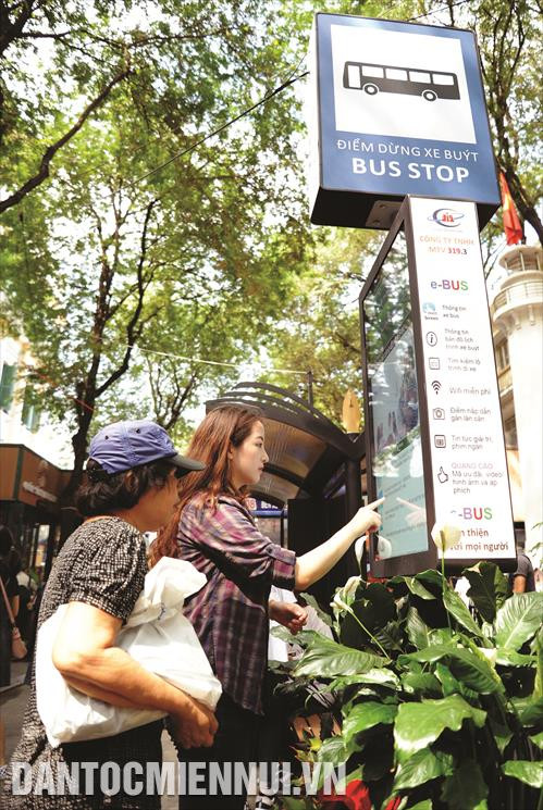 ប្រជាជនស្វែងរកព័ត៌មានអំពីសៀវភៅនិងតារាងពេលវេលានៃការចេញដំណើរទៅមករបស់ខ្សែឡានក្រុង