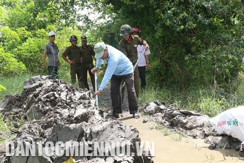 លើកទំនប់ ភ្លឺស្រែដើម្បីទប់ស្កាត់ការជ្រាបជាតិប្រៃប៉ះពាល់ដល់ដំណាំស្រូវនិងដំណាំឈើហូបផ្លែ លើកទំនប់ ភ្លឺស្រែដើម្បីទប់ស្កាត់ការជ្រាបជាតិប្រៃប៉ះពាល់ដល់ដំណាំស្រូវនិងដំណាំឈើហូបផ្លែ