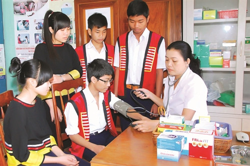 ទន្ទឹមនឹងការងារបង្ហាត់បង្រៀន សាលានៅអនុវត្តល្អការងារថែទាំ បីបាច់សិស្សានុសិស្ស ដែលជាកូនក្មួយបងប្អូនជនជាតិ