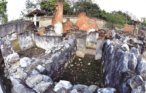 ឆ្នាំ ១៩៥២ ពេលដកទ័ពចេញផុតពី សឺនឡាអាណានិគមបារាំងបានអោយទម្លាក់គ្រាប់បែកទៅលើគុក សឺនឡា ដើម្បីលុបបំបាត់នូវស្លាកស្នាមនៃឧក្រិដ្ឋកម្មនោះចោល ឆ្នាំ ១៩៥២ ពេលដកទ័ពចេញផុតពី សឺនឡាអាណានិគមបារាំងបានអោយទម្លាក់គ្រាប់បែកទៅលើគុក សឺនឡា ដើម្បីលុបបំបាត់នូវស្លាកស្នាមនៃឧក្រិដ្ឋកម្មនោះចោល