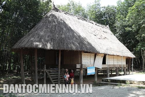 ផ្ទះសហគមន៍របស់បងប្អូនជនជាតិ ហែ្ស - ទ្រៀង នៅស្រុក ង៉ុកហូយ - ជាកន្លែងដែលបងប្អូនជនជាតិចាត់តាំងរាល់សកម្មភាពនៃការប្រជុំជីវភាពសហគមន៍ពង្រីកអត្តសញ្ញាណវប្បធម៌ជនជាតិ