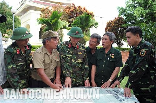 អតីតយុទ្ធជនទាំងឡាយធ្វើការជាមួយក្រុមប្រមូលផ្តុំអដ្ឋិធាតុយុទ្ធជនពលី អង្គភាពទ័ពលេខ ៣